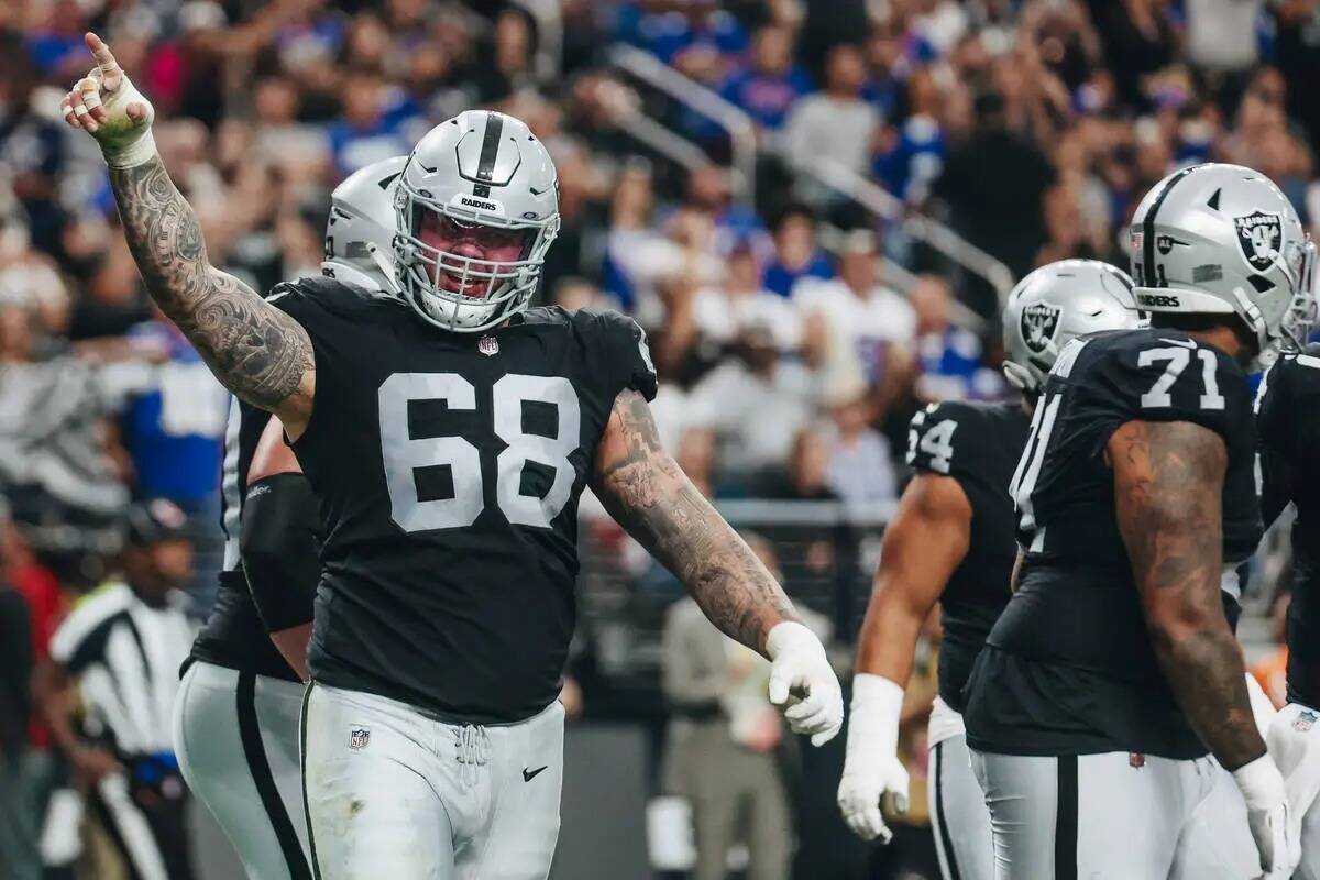 El centro de los Raiders Andre James (68) celebra un touchdown de los Raiders durante la primer ...