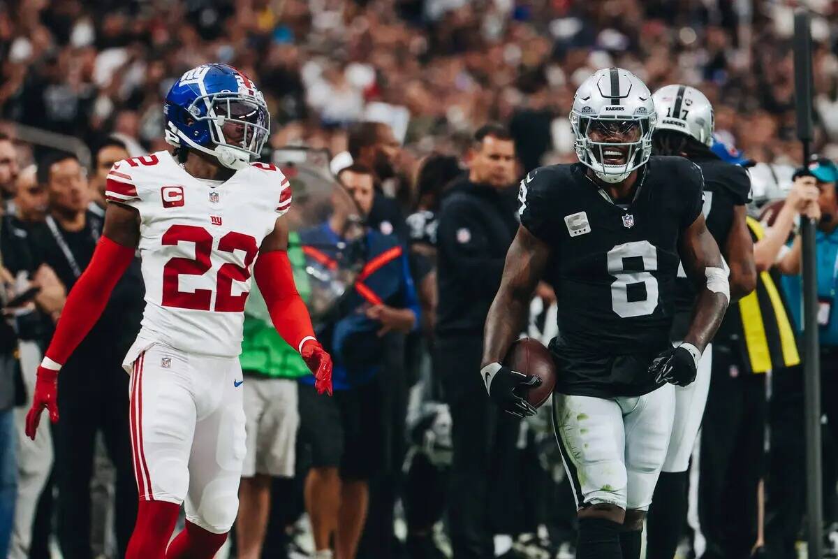 El running back de los Raiders Josh Jacobs (8) celebra una carrera durante la primera mitad de ...