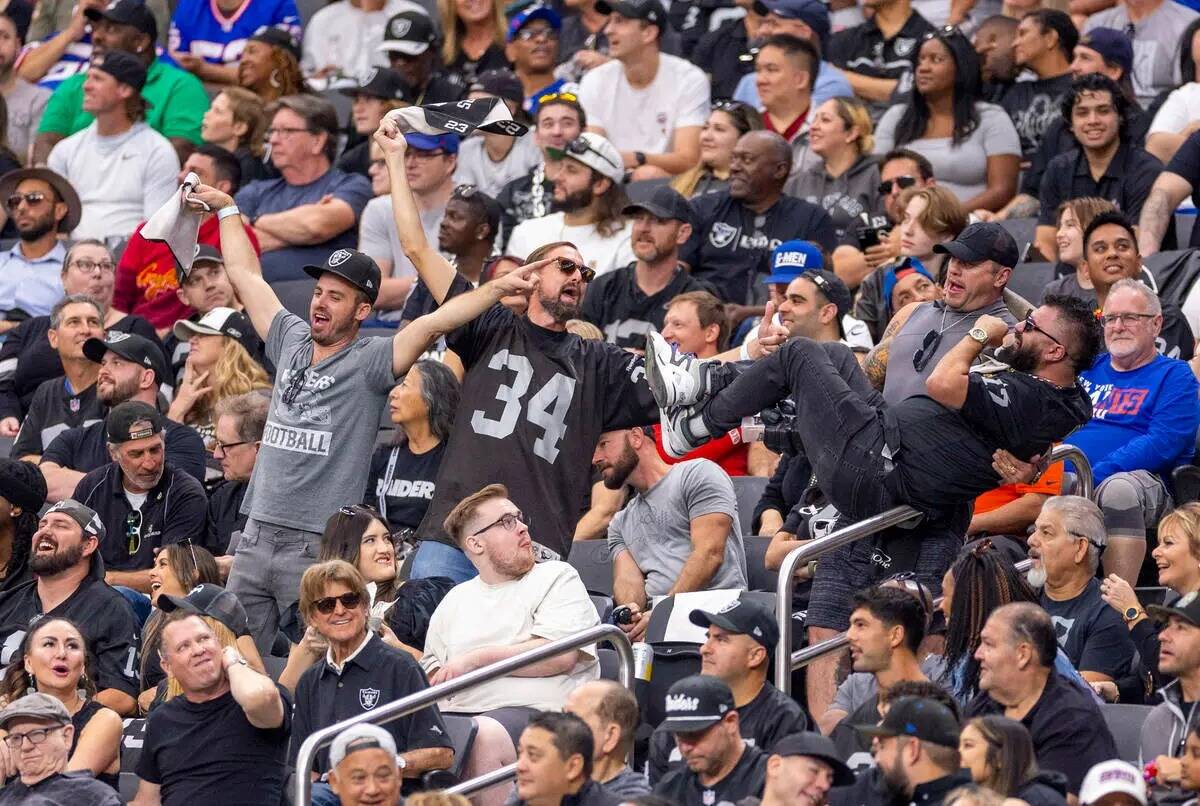 Los fans de los Raiders se divierten en las gradas contra los New York Giants durante la primer ...