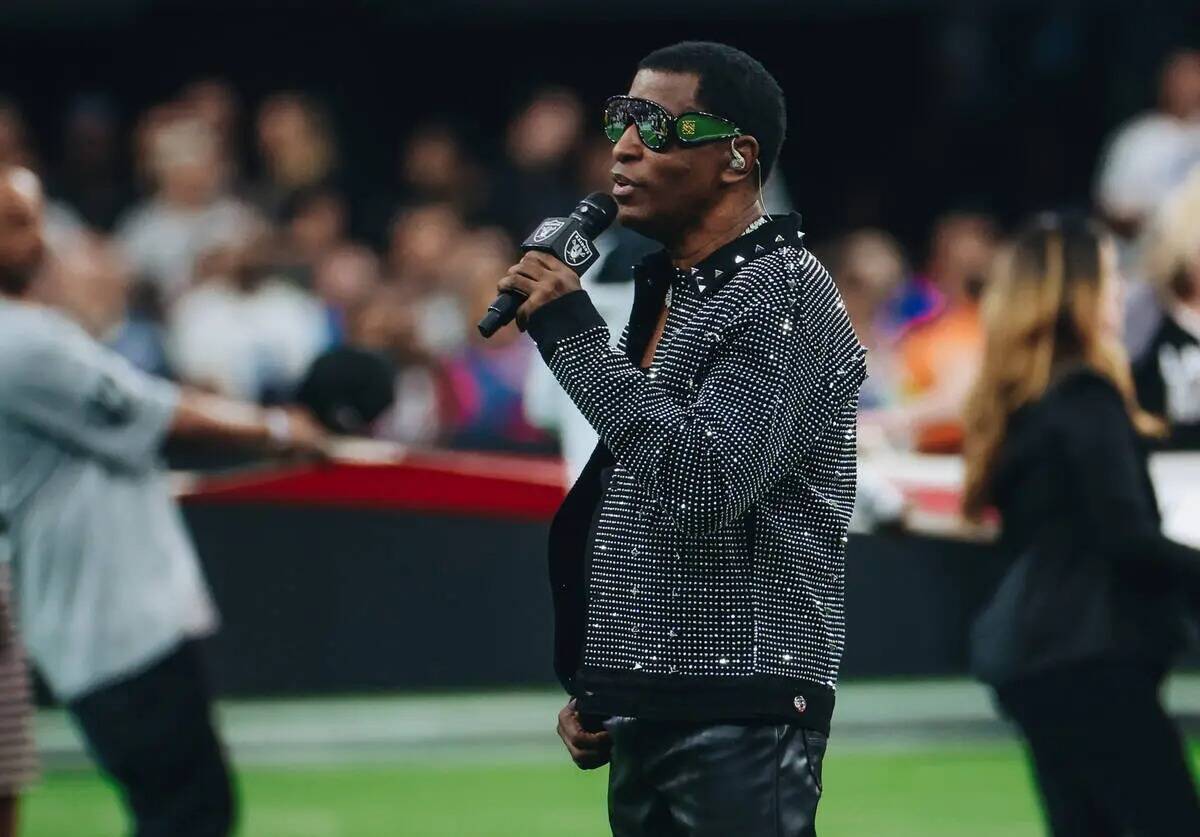 Babyface canta el himno nacional antes de un partido entre los Raiders y los New York Giants en ...