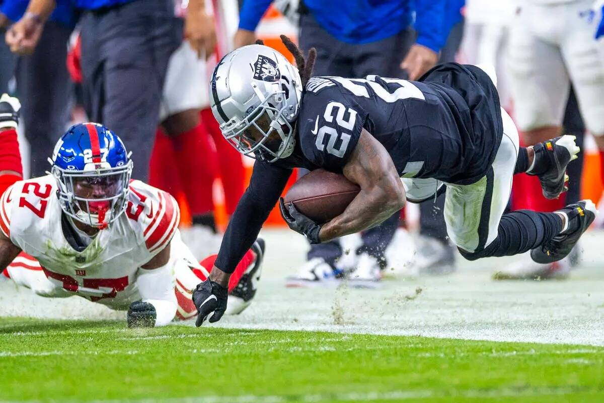 El running back de los Raiders de Las Vegas Ameer Abdullah (22) se toca un dedo en el césped t ...