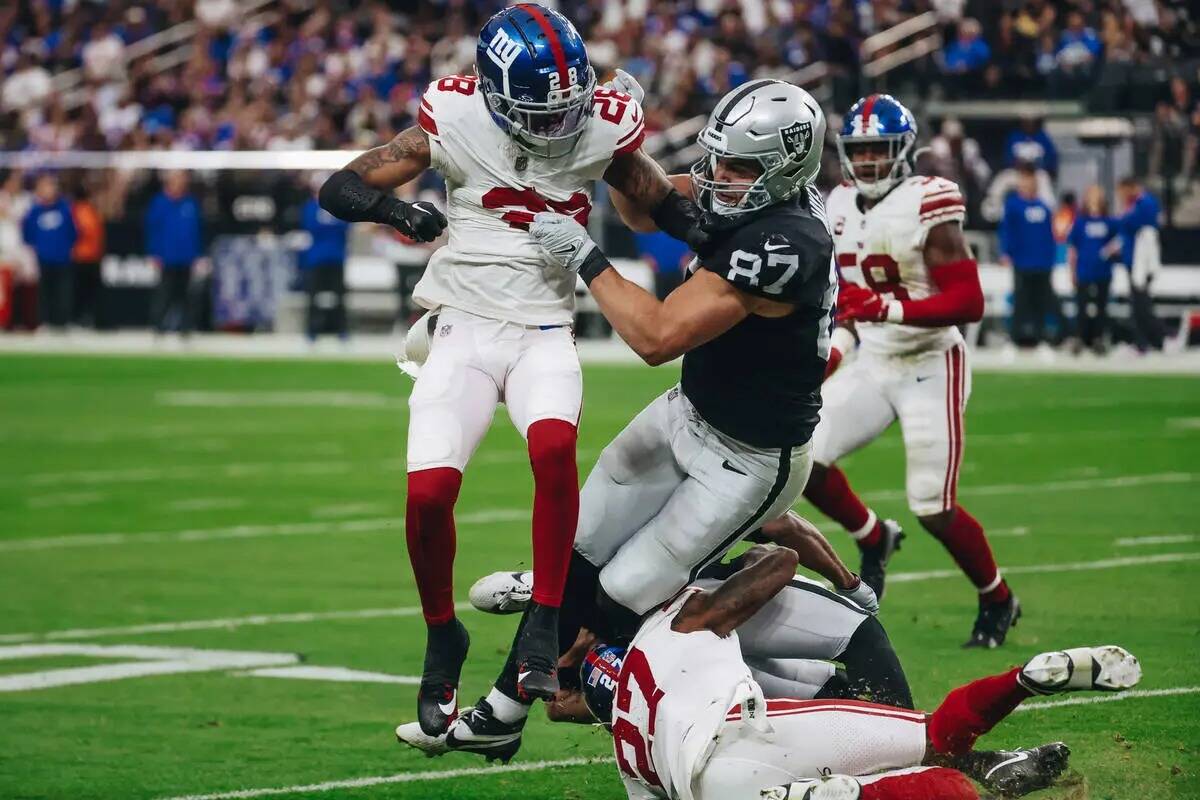 El tight end de los Raiders Michael Mayer (87) se lleva por delante al cornerback de los New Yo ...