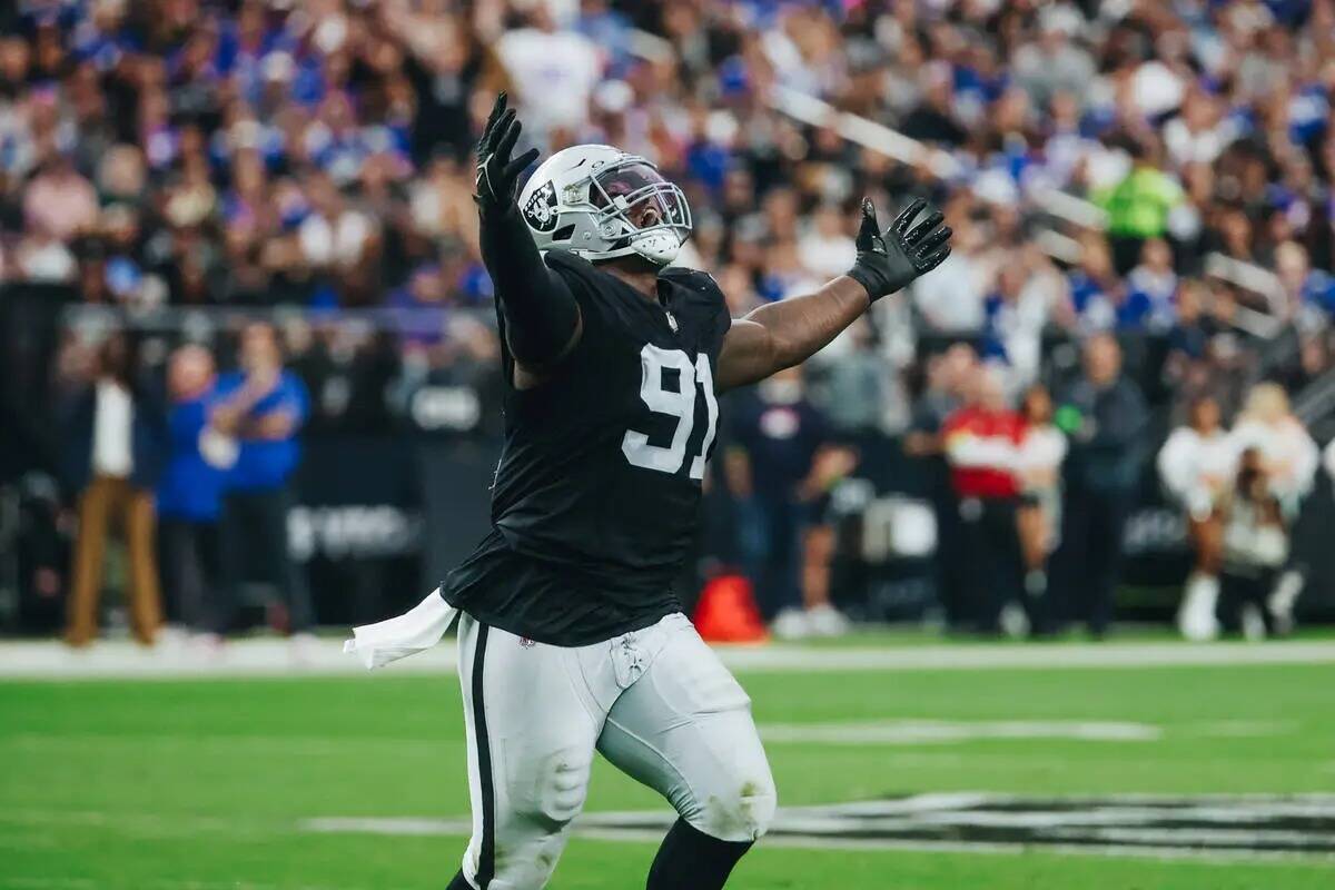 Bilal Nichols (91), defensive tackle de los Raiders, celebra un pase durante la primera mitad d ...