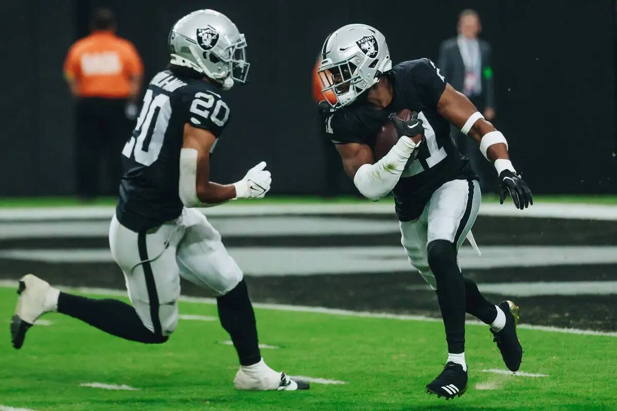 El cornerback de los Raiders Amik Robertson (21) corre el balón después de interceptarlo dura ...