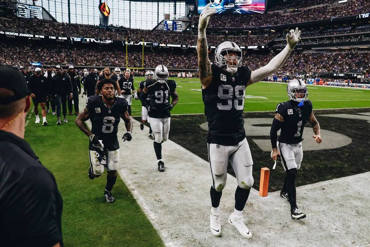 El defensive end de los Raiders Maxx Crosby (98) celebra estar por delante de los New York Gian ...