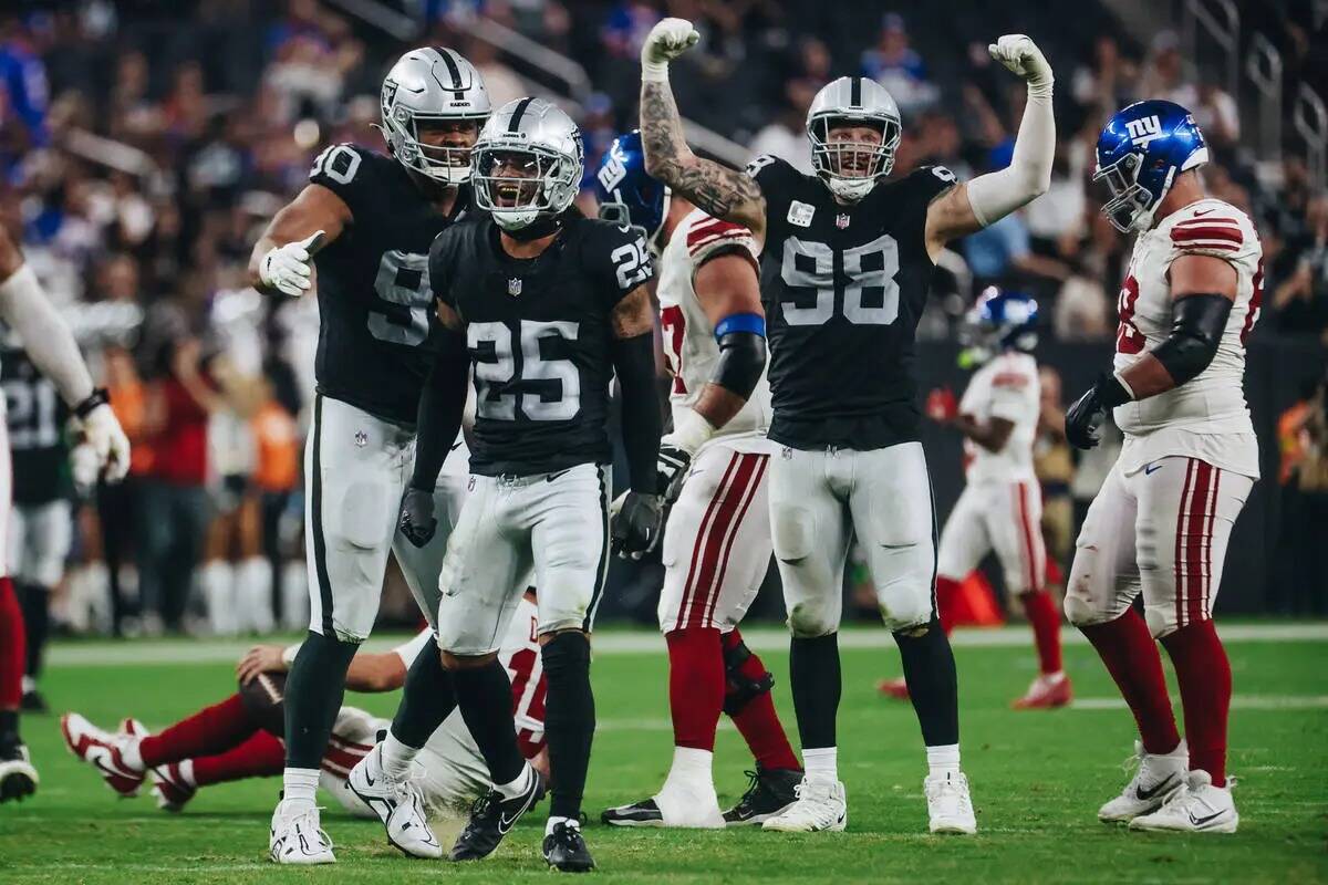 El safety de los Raiders Tre'von Moehrig (25) celebra el derribo del quarterback de los New Yor ...