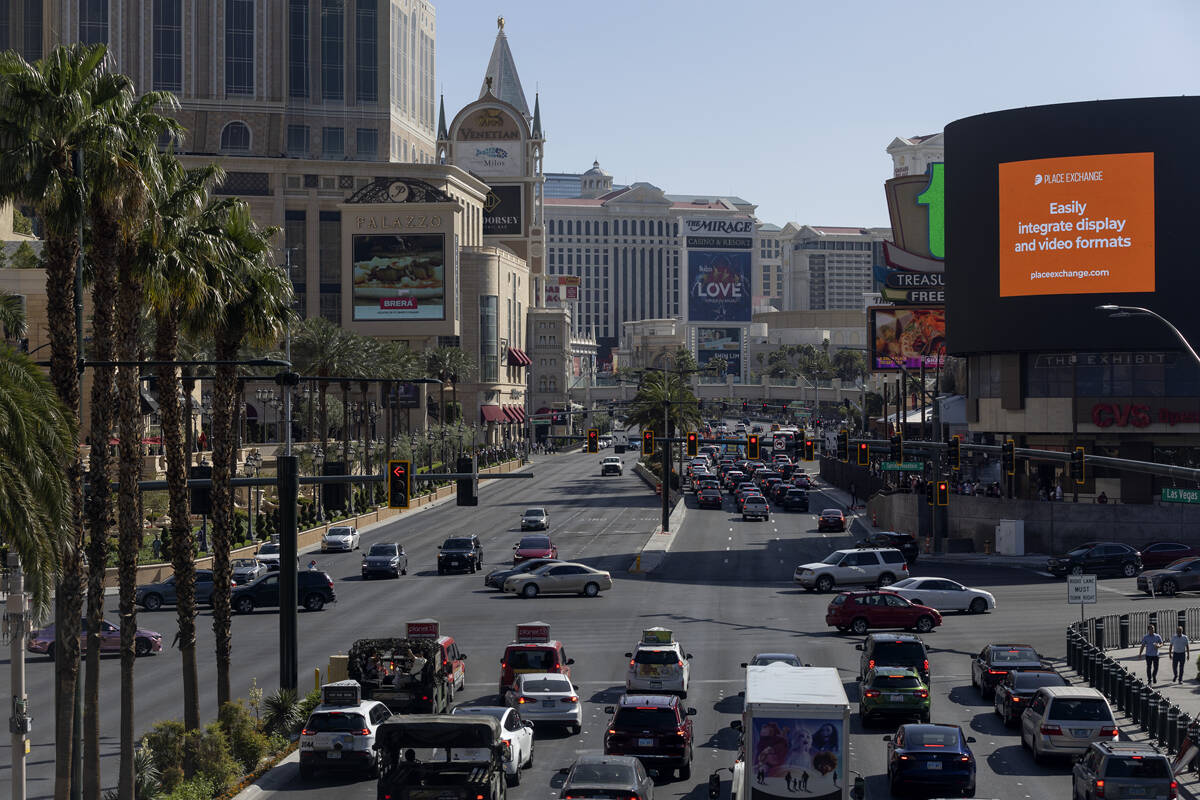 El tráfico avanza en Las Vegas Boulevard en Spring Mountain Road el sábado 15 de abril de 202 ...