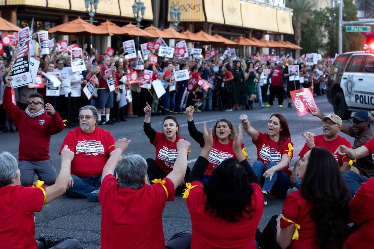 Miembros del sindicato de la culinaria bloquean Las Vegas Boulevard durante una manifestación ...