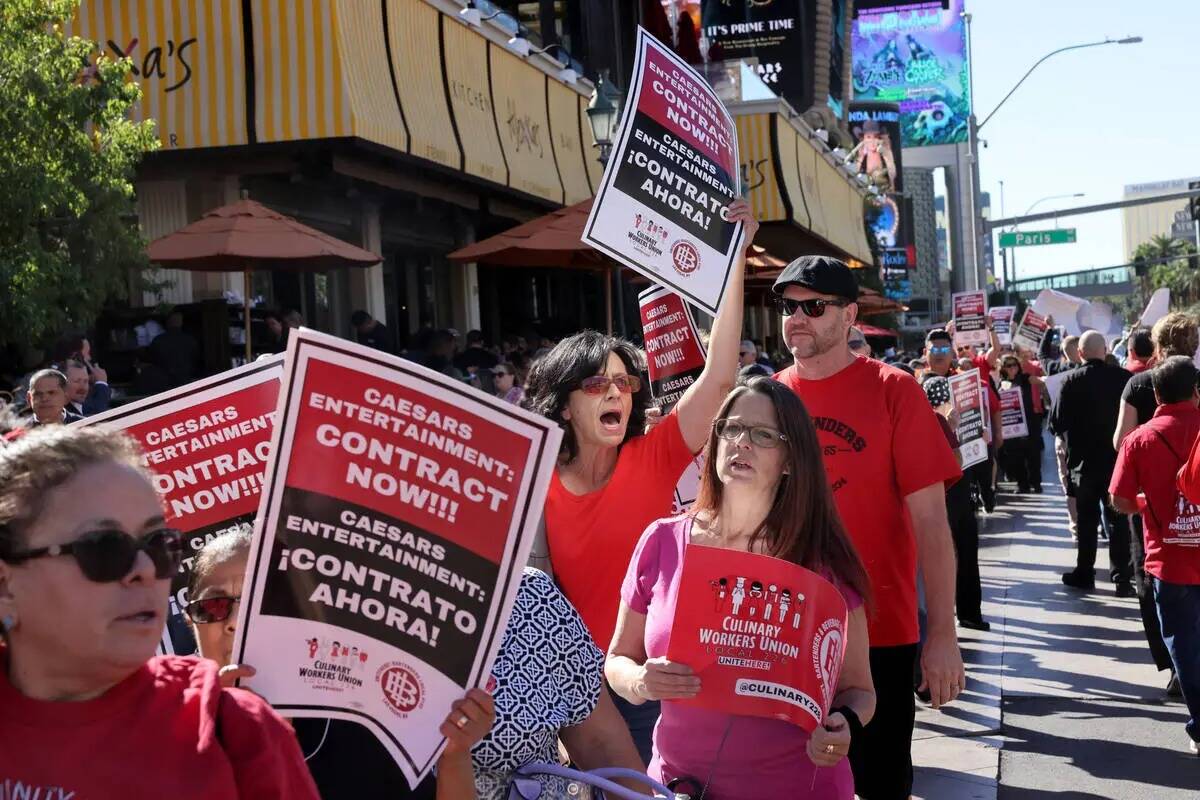 Miembros de Culinary Local 226 hacen una manifestación frente a Paris Las Vegas en el Strip el ...