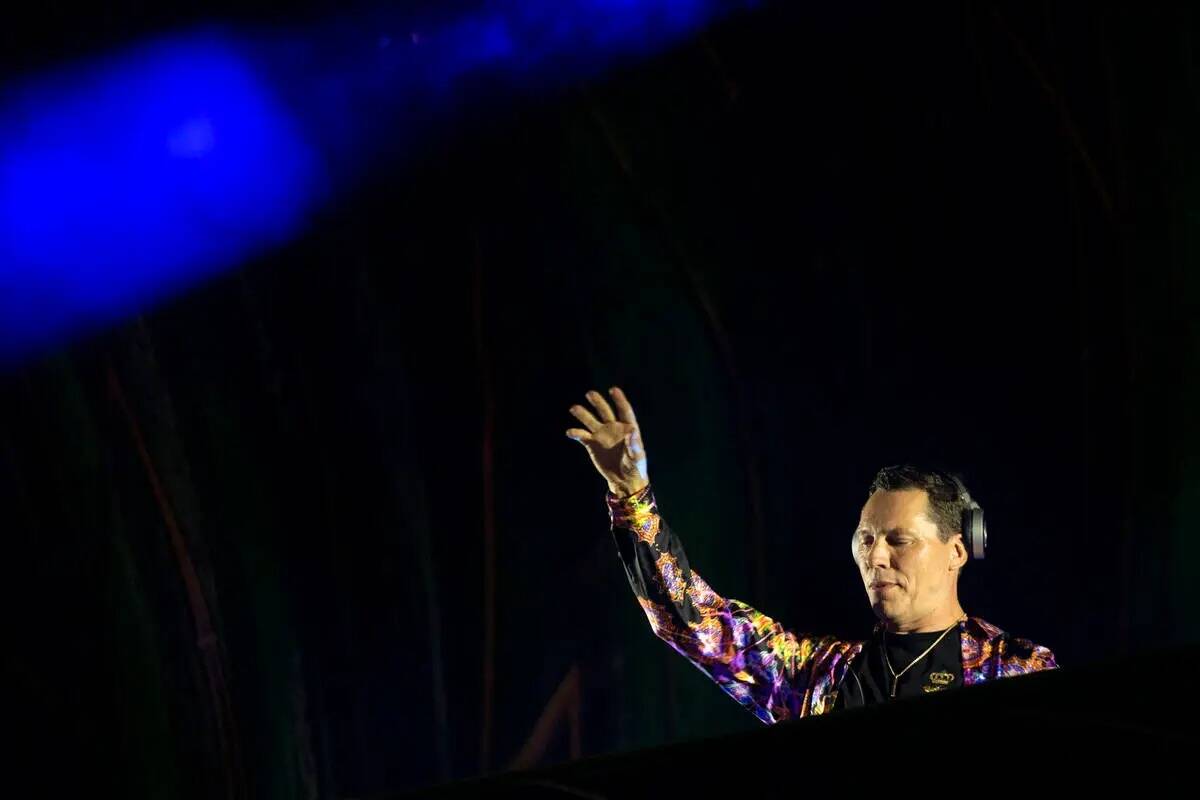 Tiesto toca su set durante el segundo día del Electric Daisy Carnival en Las Vegas Motor Speed ...