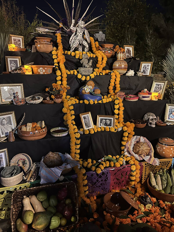 Altar que participó en la categoría tradicional para el festival del Día de Muertos en Sprin ...