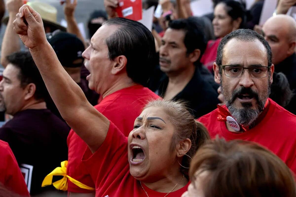 Miembros del Sindicato de la Culinaria Local 226 protestan por un nuevo contrato durante una ma ...