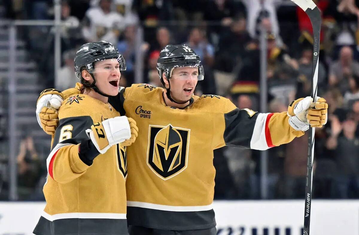 Los defensores de los Vegas Golden Knights Kaedan Korczak (6) y Ben Hutton celebrar después de ...