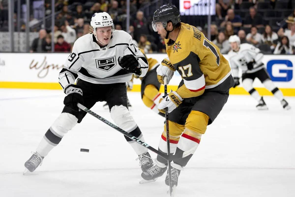 El defensa de los Golden Knights Ben Hutton (17) anticipa el puck mientras el centro de los Kin ...