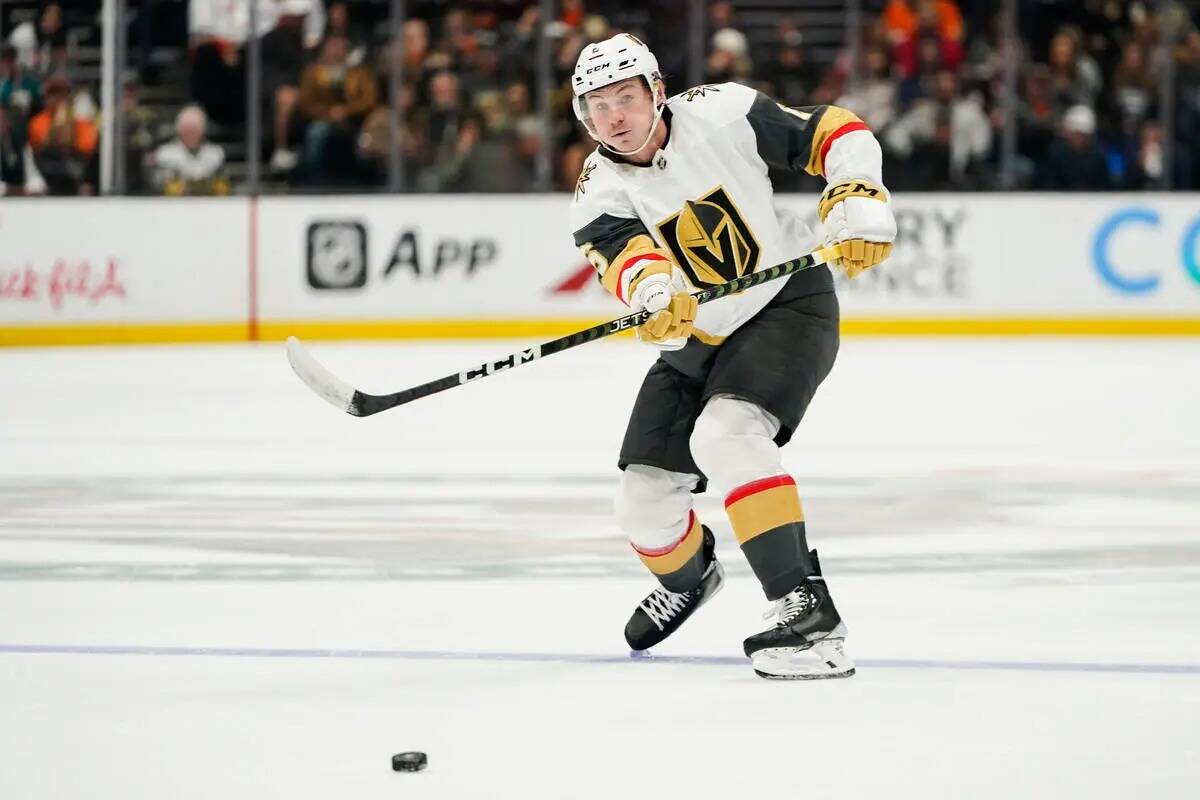 El defensa de los Vegas Golden Knights, Kaedan Korczak, pasa el puck durante el segundo periodo ...