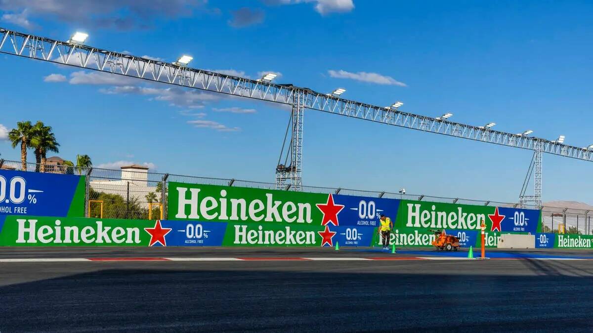 La curva uno está pintada con un logotipo sobre el edificio de pits del Grand Prix de Las Vega ...