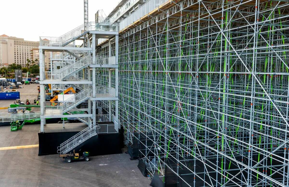 Unas escaleras conducen al Sky Box adyacente al edificio de pits del Grand Prix de Las Vegas de ...