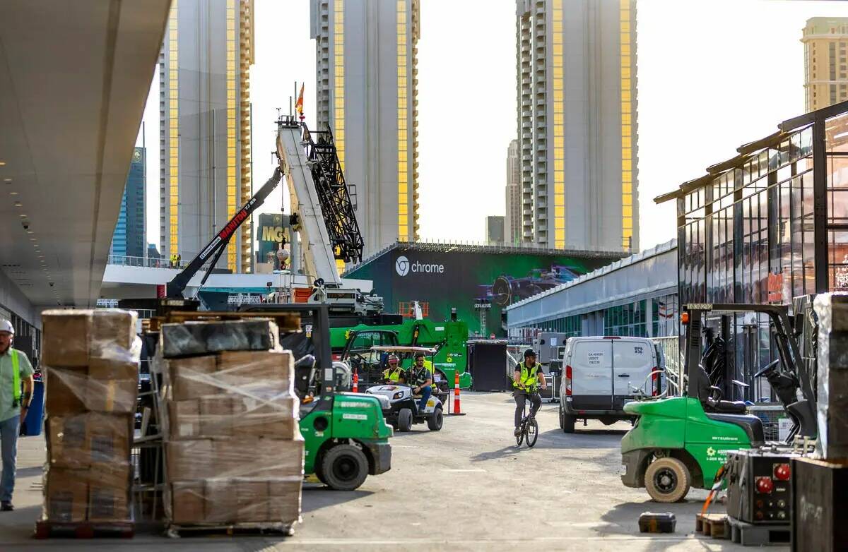 Equipos de construcción mueven materiales fuera de los garajes de los equipos en el edificio d ...