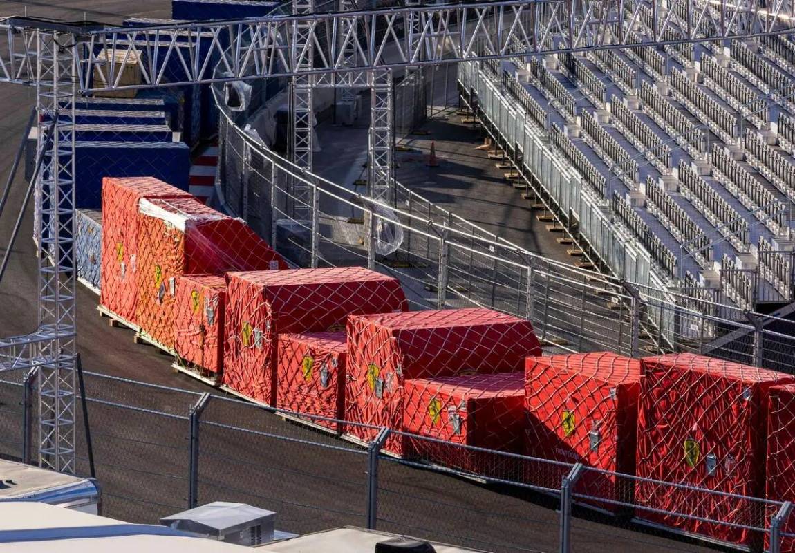 Cajas de equipamiento para el equipo Ferrari esperan a la tripulación fuera del edificio de pi ...