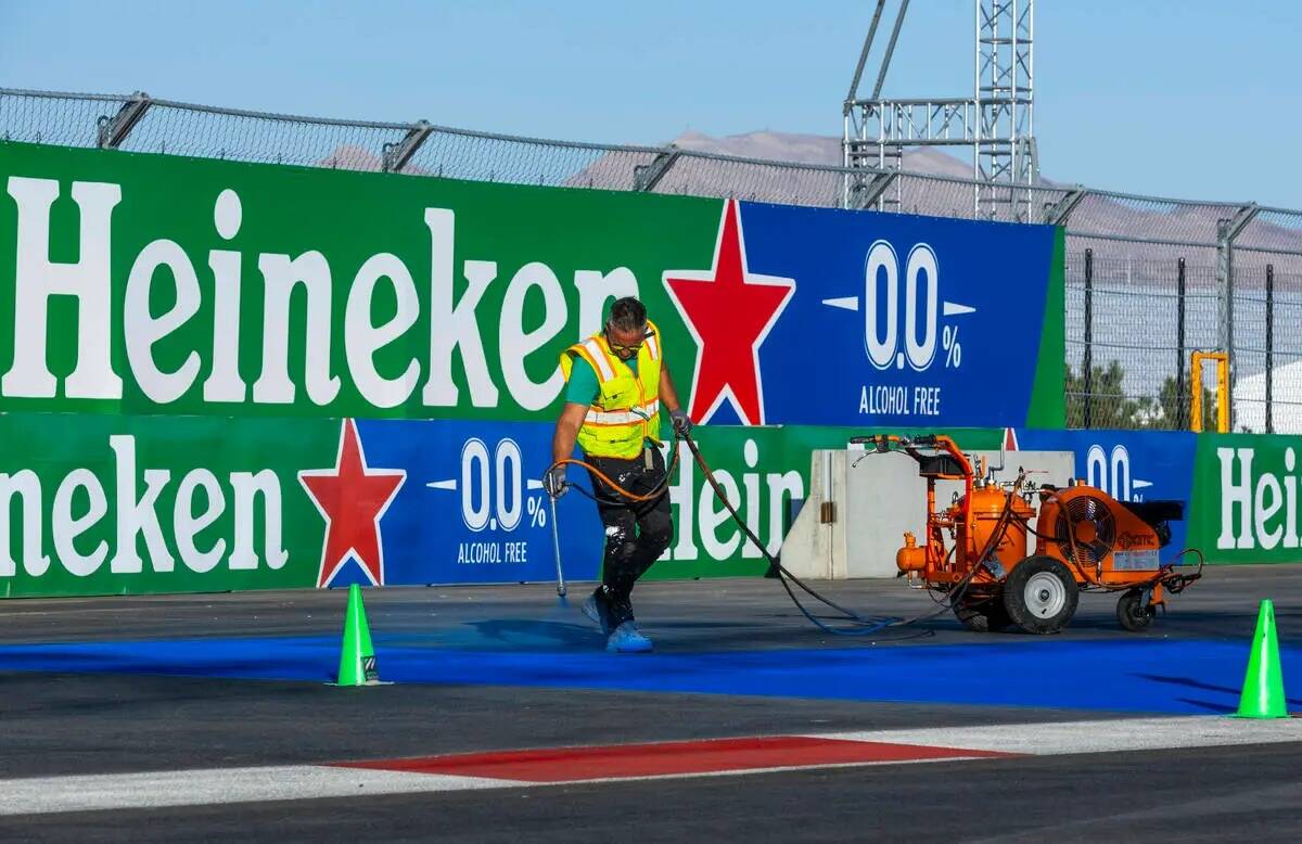 La curva uno está pintada con un logotipo sobre el edificio de pits del Grand Prix de Las Vega ...