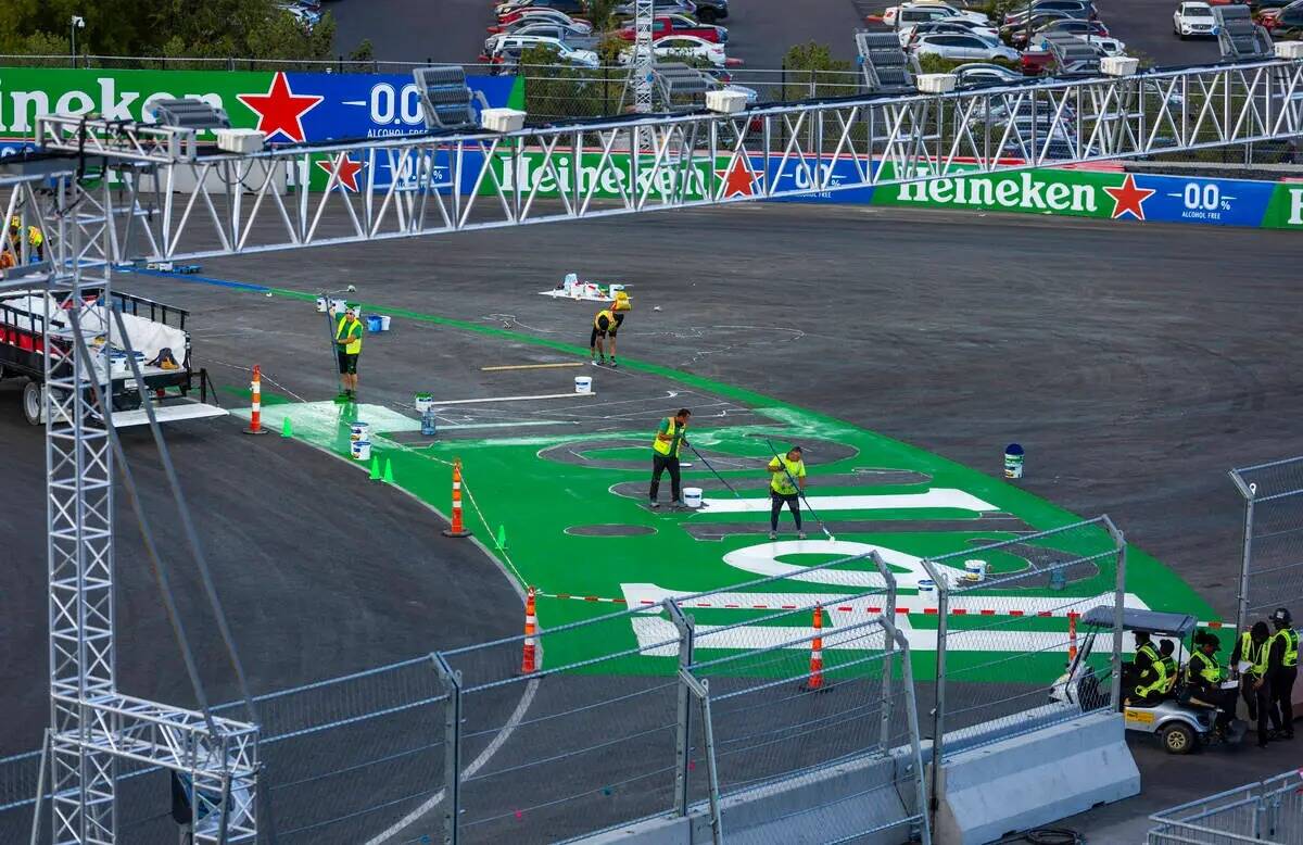 La curva uno se pinta en la pista bajo el Sky Box adyacente al edificio de pits de la Fórmula ...