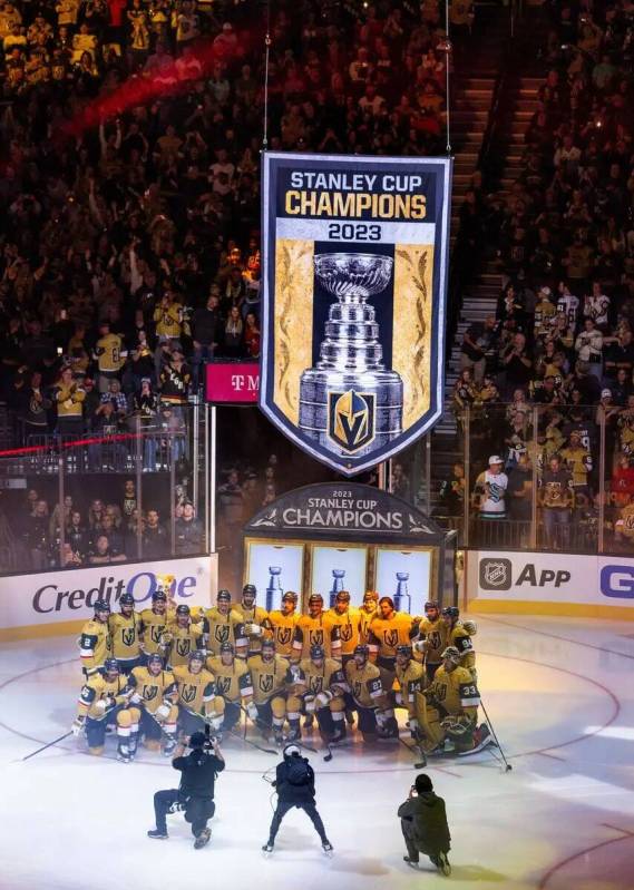 Los jugadores de los Golden Knights se reúnen para una foto de grupo durante el izado de la ba ...