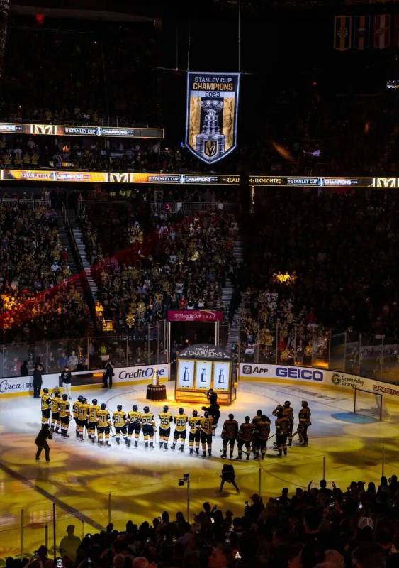 Los jugadores de los Golden Knights se reúnen durante el izado de la bandera del Campeonato de ...