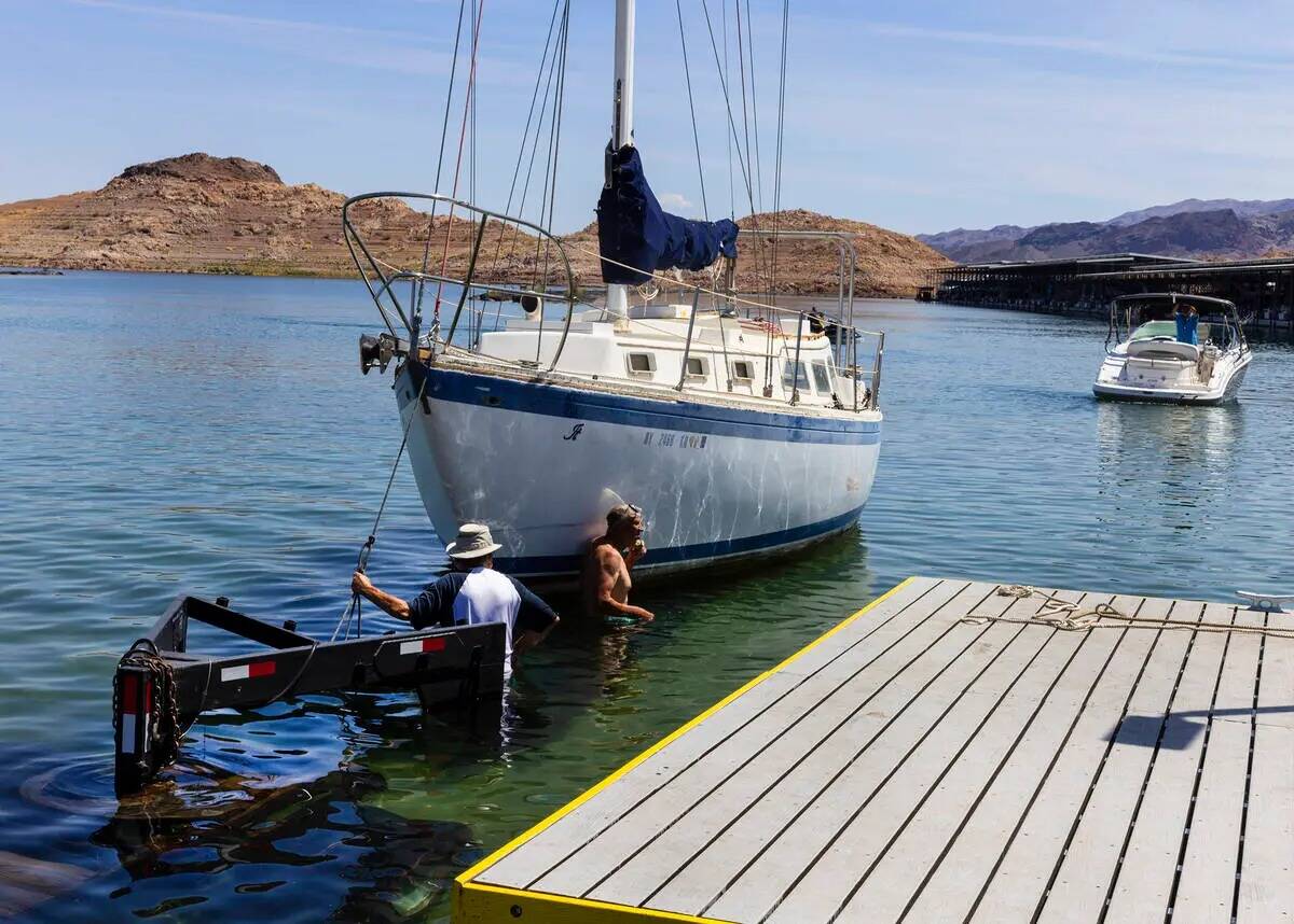 La gente se prepara para sacar sus botes del agua en el Puerto de Botes de Las Vegas en el Áre ...