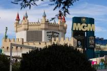New York New York, a la izquierda, Excalibur hotel y casino y MGM Grand se ven el jueves, 14 de ...