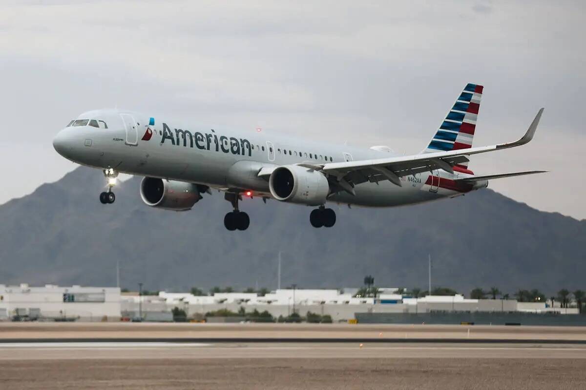 Un avión llega al Aeropuerto Internacional Harry Reid el sábado 19 de agosto de 2023, en Las ...