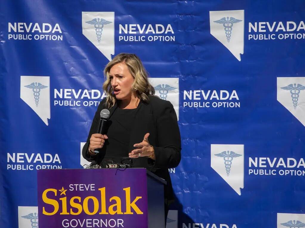 La líder de la Mayoría del Senado Estatal Nicole Cannizzaro, demócrata por Las Vegas, habla ...