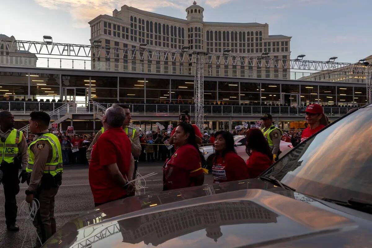 Miembros del sindicato culinario son arrestados por bloquear el tránsito durante una manifesta ...