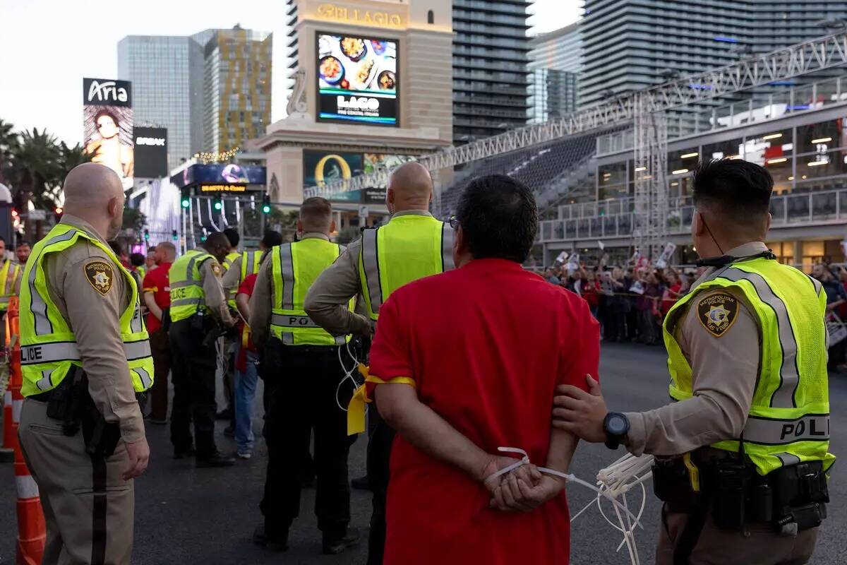 La Policía Metropolitana arresta a miembros del Sindicato de la Culinaria mientras protestan a ...