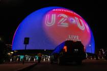 Emocionados fans esperan afuera de la Sphere la noche de su presentación inaugural con U2 el v ...