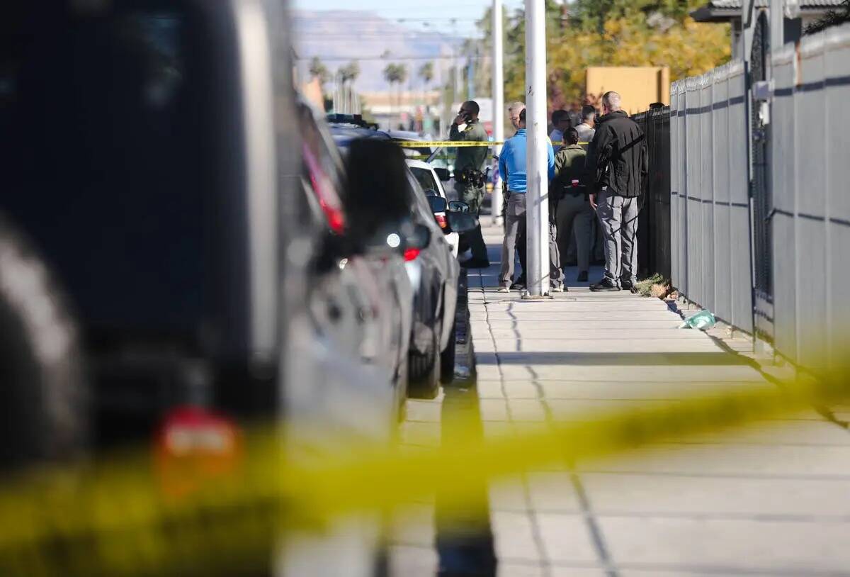 La policía en la escena de un tiroteo que dejó una víctima muerta en la cuadra 400 de South ...