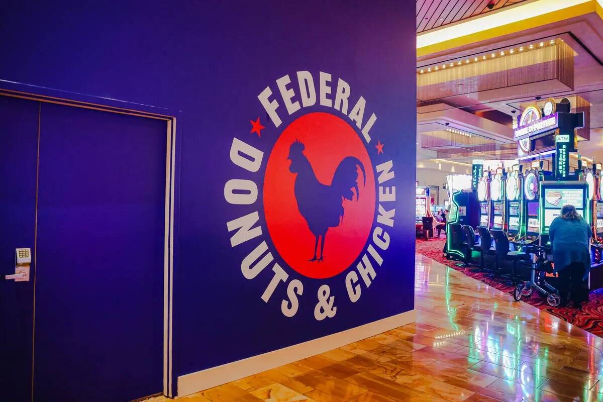 El primer ubicado en la Costa Oeste de Federal Donuts & Chicken, un restaurante que vende donas ...