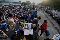 Un migrante sostiene una foto del presidente mexicano Andrés Manuel López Obrador en la que s ...