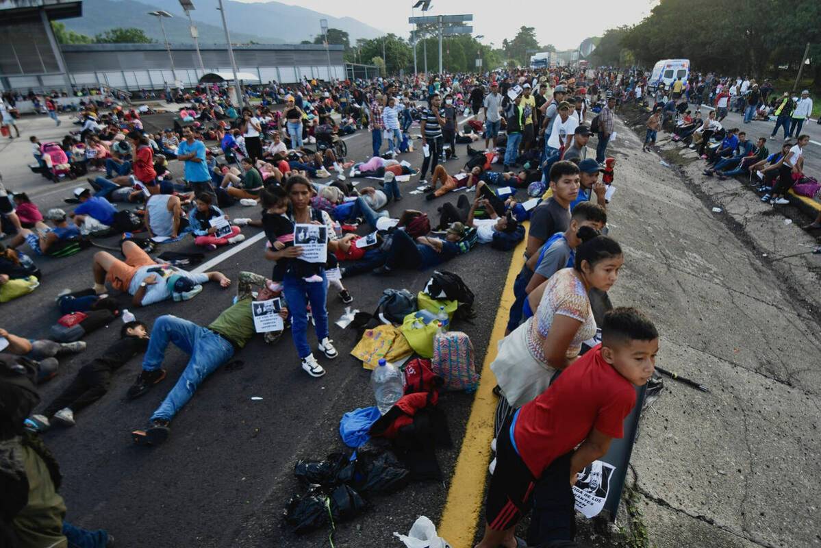 Migrantes bloquean la carretera durante su caravana por Huixtla, México, miércoles 8 de novie ...