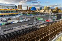 La curva uno se pinta en la pista bajo el Sky Box adyacente al edificio de pits de la Fórmula ...