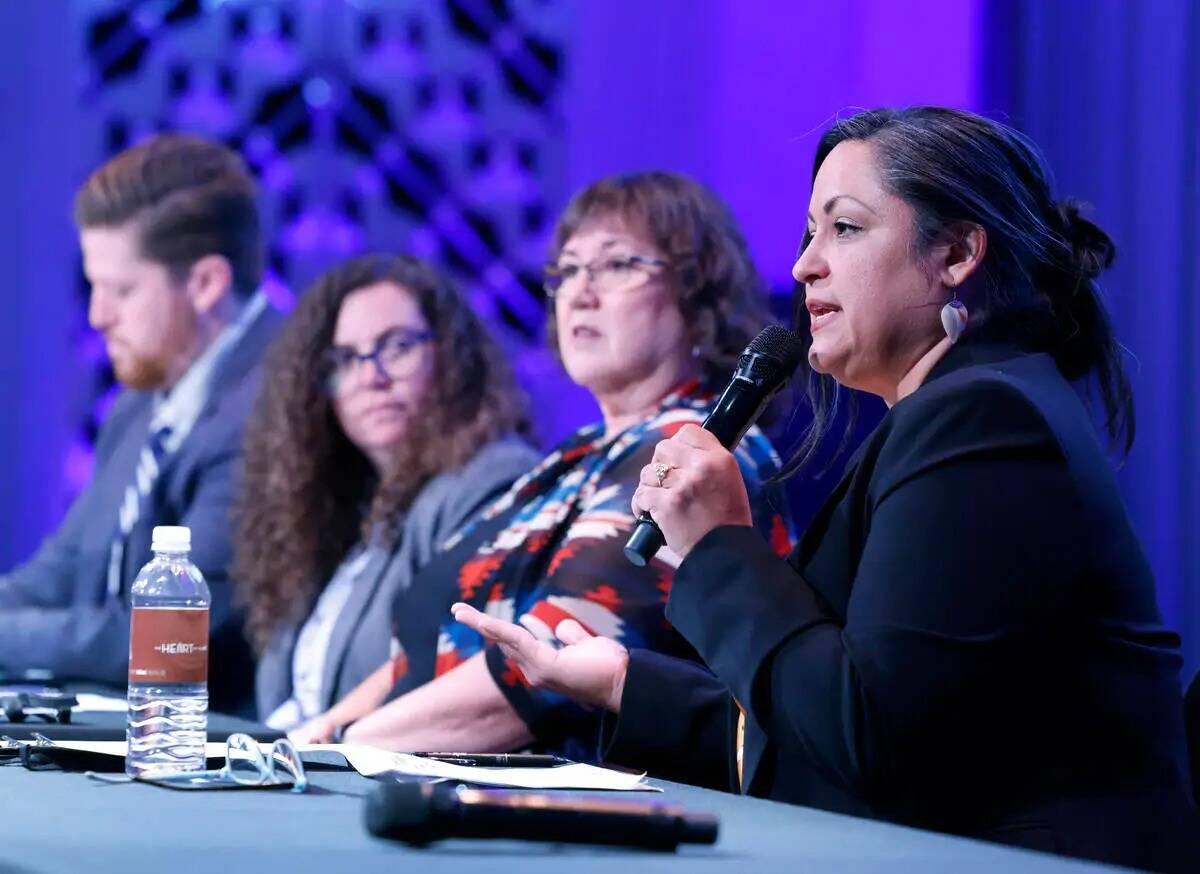 Tammi Tiger, a la derecha, comisionada de Nevada Indian Commission y directora de la San Manuel ...