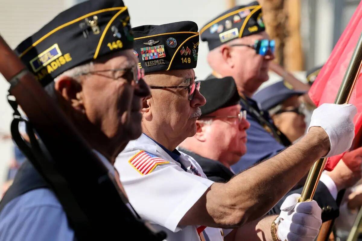 Miembros de la American Legion Paradise Post 149 marchan en el desfile del Día de los Veterano ...