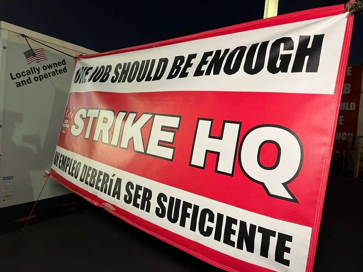 Se preparan carteles para una posible huelga en la sede de Sindicato de la Culinaria Local 226 ...