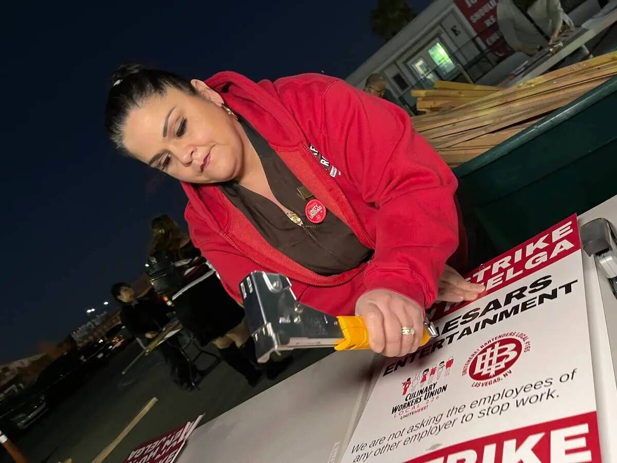 Mercie González, miembro de Sindicato de la Culinaria Local 226, prepara carteles de huelga en ...