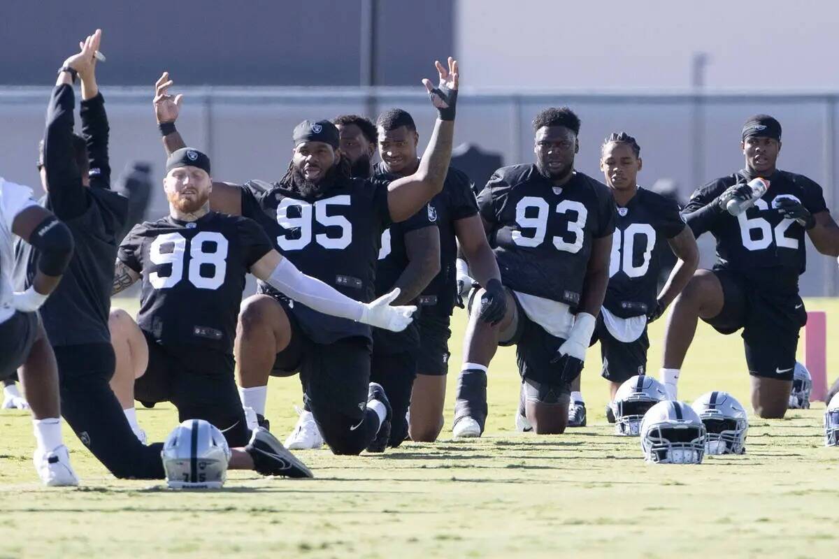 Los defensivos de los Raiders Maxx Crosby (98), John Jenkins (95), Nesta Jade Silvera (99), Tyr ...