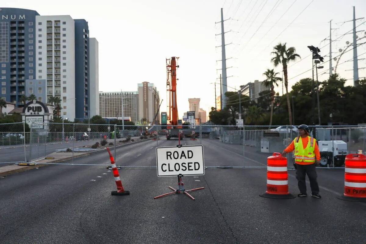 Un puente para la Fórmula Uno Las Vegas Grand Prix está en construcción en la intersección ...