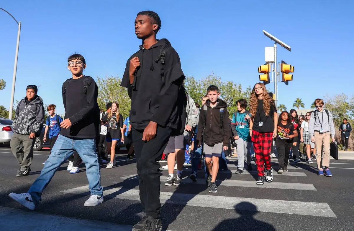 Chicos de secundaria cruzan Valle Verde Drive al salir de Greenspun Junior High School el jueve ...