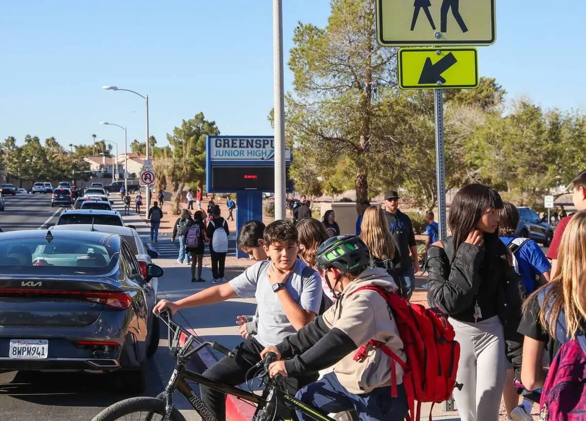 Alumnos de secundaria cruzan Valle Verde Drive al salir de Greenspun Junior High School el juev ...