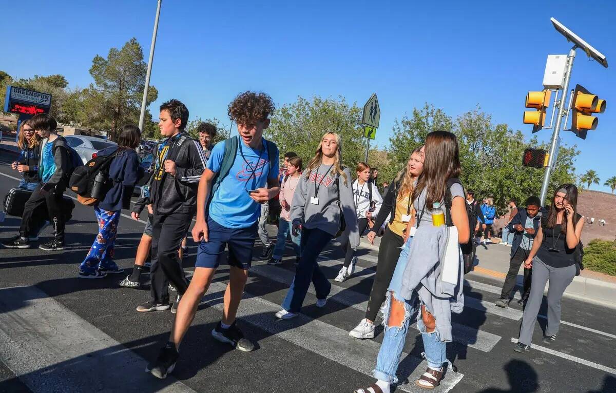 Chicos de secundaria cruzan Valle Verde Drive al salir de Greenspun Junior High School el jueve ...