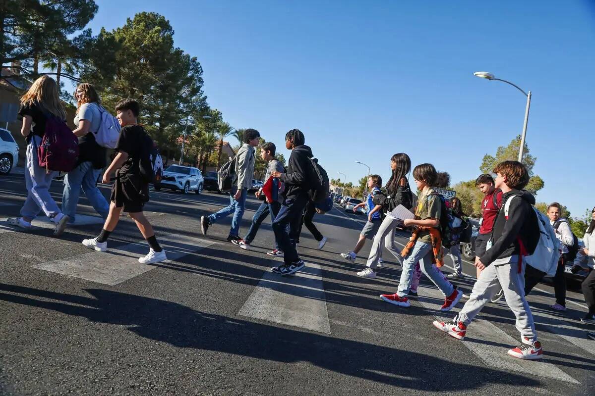 Chicos de secundaria cruzan Valle Verde Drive al salir de Greenspun Junior High School el jueve ...