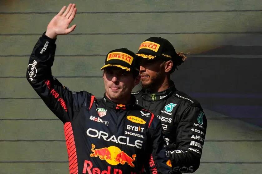 El piloto de Red Bull Max Verstappen (izquierda), de Holanda, saluda en el podio delante del pi ...